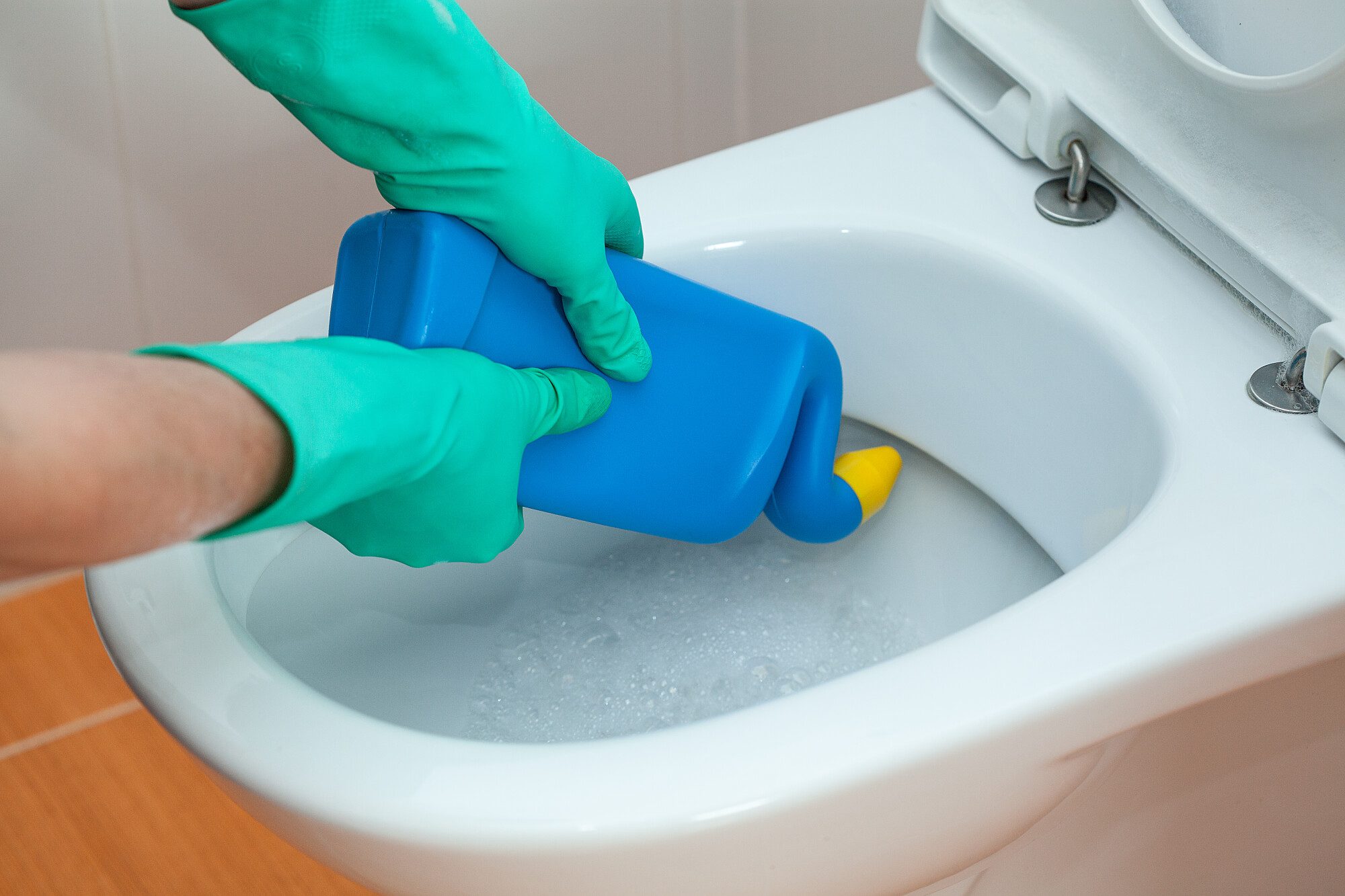 common bathroom cleaning mistakes